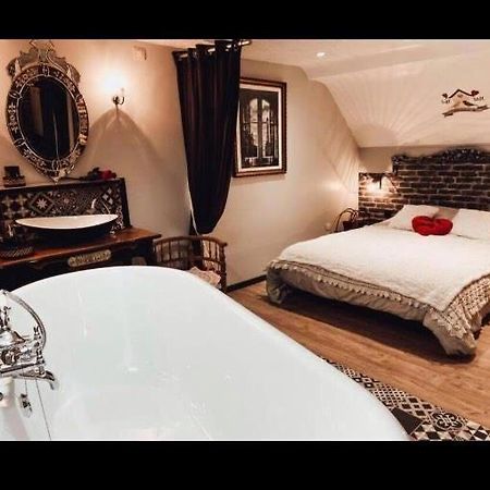 Appartement Romantique Parisien, Baignoire Retro Au Pied Du Lit Boulogne-sur-Mer Kültér fotó