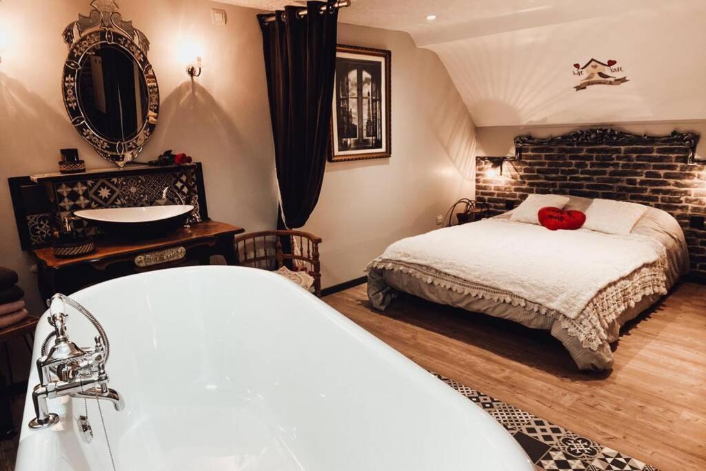 Appartement Romantique Parisien, Baignoire Retro Au Pied Du Lit Boulogne-sur-Mer Kültér fotó