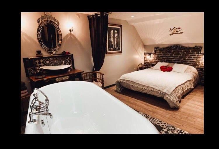Appartement Romantique Parisien, Baignoire Retro Au Pied Du Lit Boulogne-sur-Mer Kültér fotó